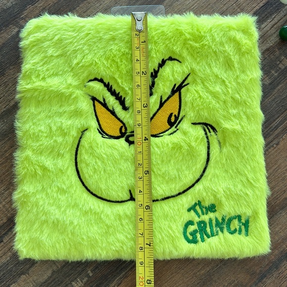 Grinch Eyeshadow Palette - Picture 9 of 9